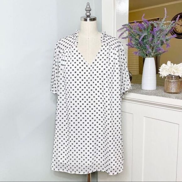 Lane Bryant V Neck Flutter Sleeve Blouse White Textured Top 18 - Picture 2 of 10